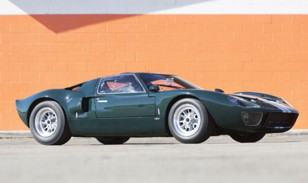 На Северноамериканското международно автомобилно изложение през 2015 г. Ford представи второто поколение Ford GT. Въпреки че беше безспорно по-красив от първата итерация, той се отдалечи от GT40 по отношение на дизайна.

Като се има предвид това, първото поколение Ford GT остава епично завръщане към американска легенда и една от най-красивите съвременни интерпретации на емблематичен модел.
